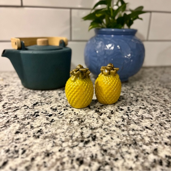 Ceramic Pineapple Salt and Pepper Shakers Yellow 2 Piece Set Brand New in box - Picture 5 of 11